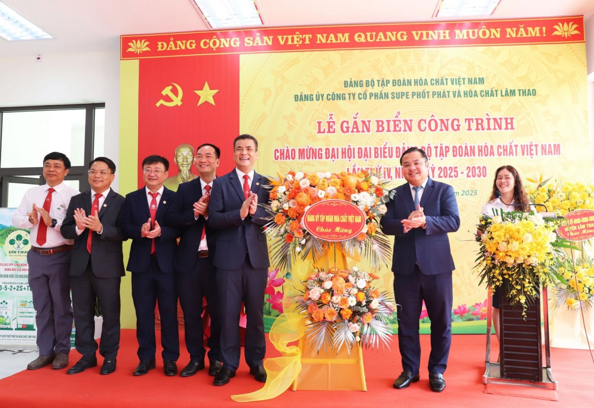 Đồng chí Bí thư Đảng ủy Tập đoàn HCVN Phùng Quang Hiệp tặng hoa chúc mừng Công ty.