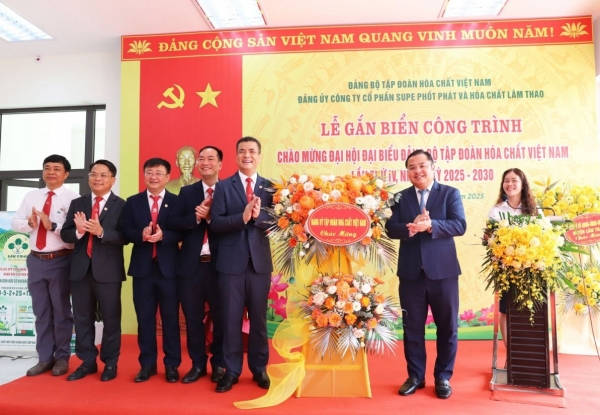 Supe Lâm Thao gắn biển Trung tâm bán hàng và giới thiệu sản phẩm