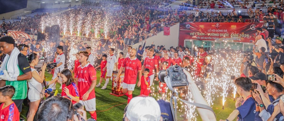 Huyền thoại Manchester United đối đầu Việt Nam All Stars trên sân Hòa Xuân