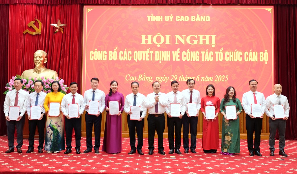 Cao Bằng: Công bố các quyết định về công tác cán bộ