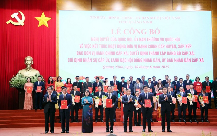 Ban Thường vụ Tỉnh uỷ trao các quyết định của Tỉnh ủy, Ban Thường vụ Tỉnh ủy, các Nghị quyết của HĐND tỉnh và tặng hoa chúc mừng Đảng bộ phường Uông Bí.