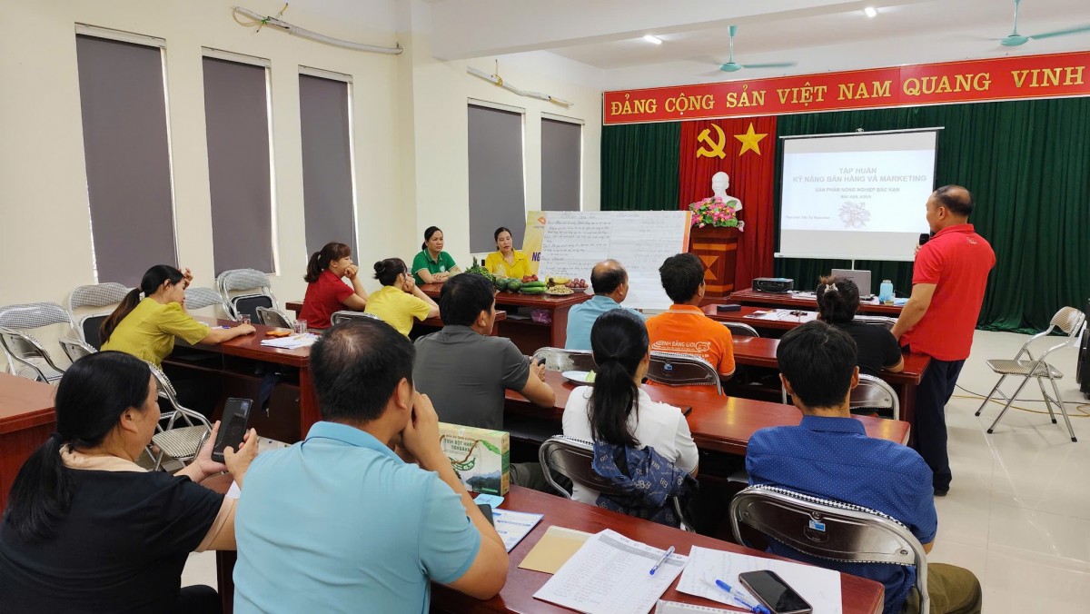 Tập huấn nâng cao năng lực quản lý và kết nối thị trường cho nông dân