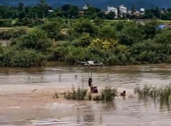 Gia Lai: Dùng máy bay không người lái giải cứu 2 em nhỏ mắc kẹt giữa dòng nước lũ