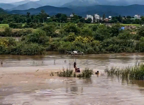 Gia Lai: Dùng máy bay không người lái giải cứu 2 em nhỏ mắc kẹt giữa dòng nước lũ