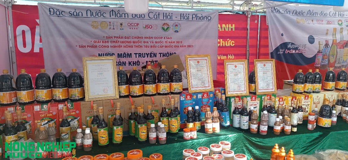 Rực rỡ các gian hàng hội chợ giới thiệu sản phẩm truyền thống và ẩm thực tại Hải Phòng