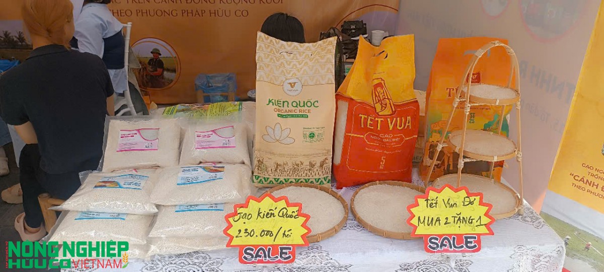 Rực rỡ các gian hàng hội chợ giới thiệu sản phẩm truyền thống và ẩm thực tại Hải Phòng