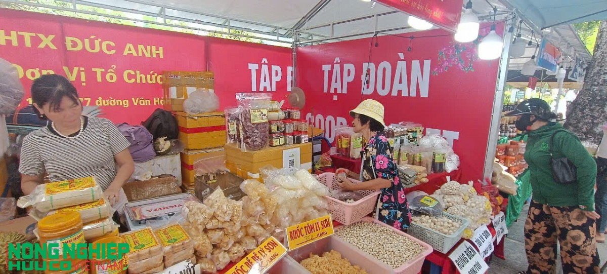 Rực rỡ các gian hàng hội chợ giới thiệu sản phẩm truyền thống và ẩm thực tại Hải Phòng