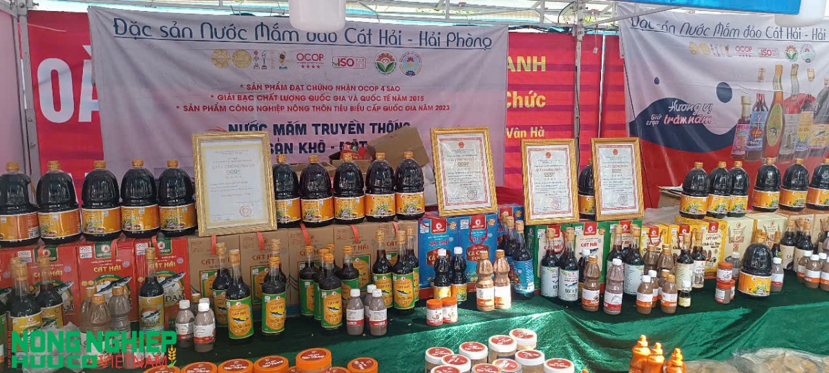 Rực rỡ các gian hàng hội chợ giới thiệu sản phẩm truyền thống và ẩm thực tại Hải Phòng