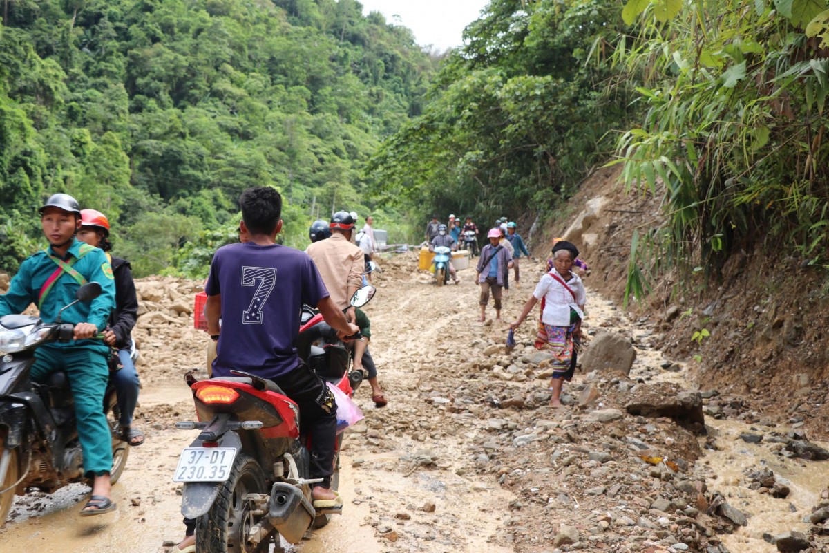 Tái diễn tình trạng sạt lở nghiêm trọng trên Quốc lộ 16, giao thông đi lại khó khăn