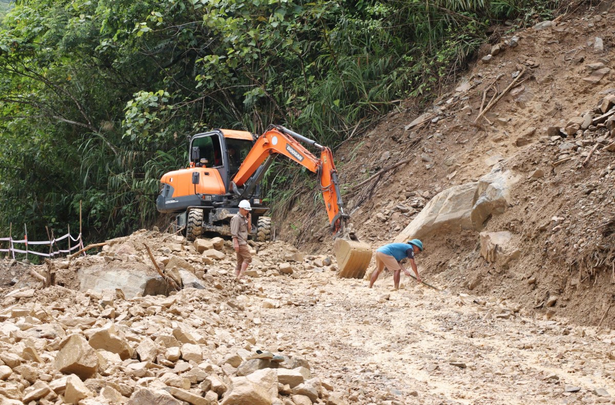 Tái diễn tình trạng sạt lở nghiêm trọng trên Quốc lộ 16, giao thông đi lại khó khăn