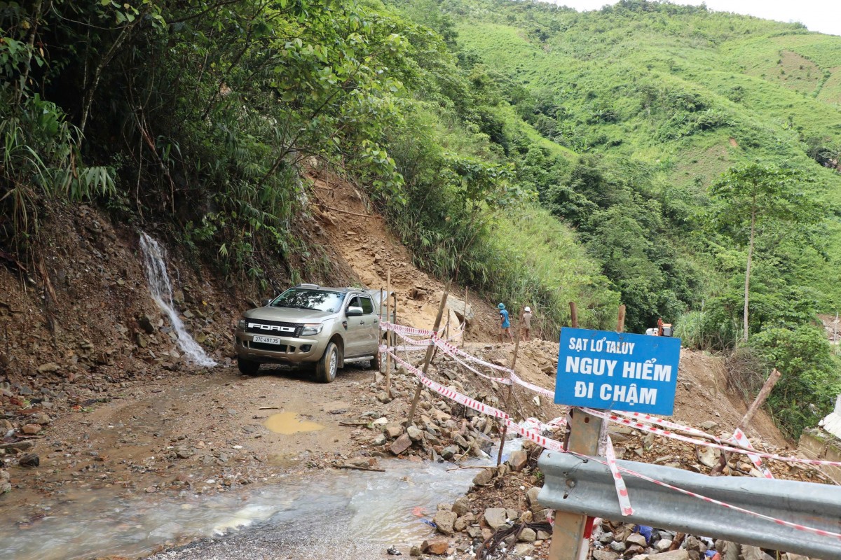 Tái diễn tình trạng sạt lở nghiêm trọng trên Quốc lộ 16, giao thông đi lại khó khăn