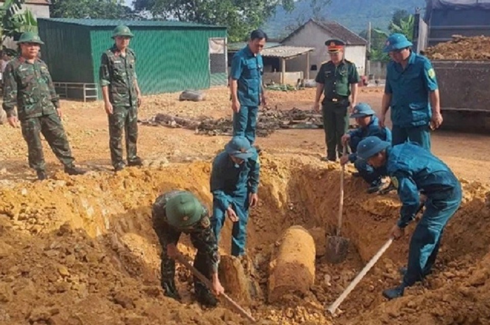 Cải tạo vườn trồng cây, tá hóa phát hiện quả bom 350kg còn nguyên kíp nổ