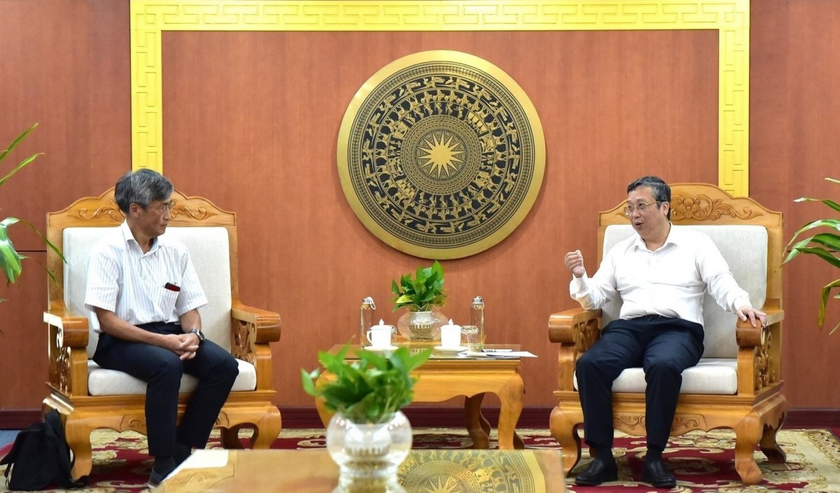Thứ trưởng Bộ Nông nghiệp và Môi trường Hoàng Trung tiếp GS Takuro Shinano, Trường Đại học Hokaido Nhật Bản. (Ảnh: Bộ Nông nghiệp và Môi trường)