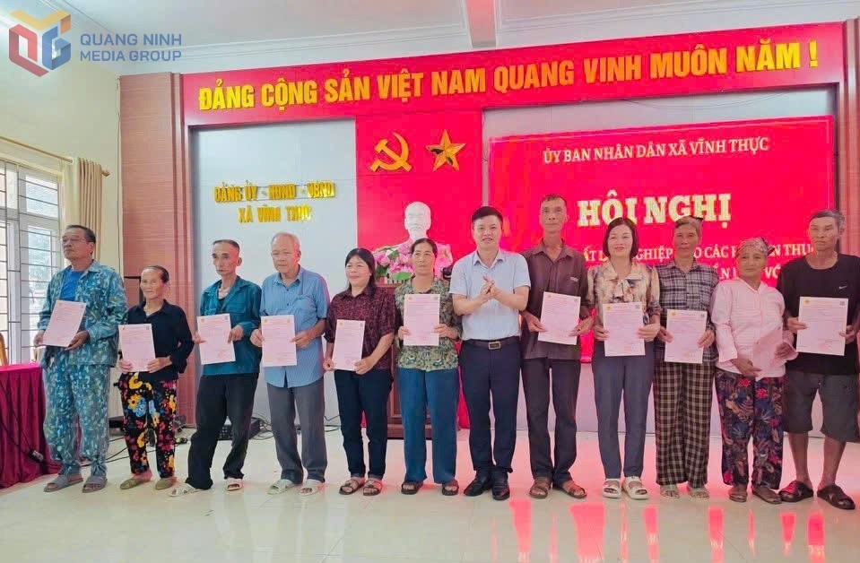Quảng Ninh: Trao 95 giấy chứng nhận quyền sử dụng đất lâm nghiệp cho các hộ dân