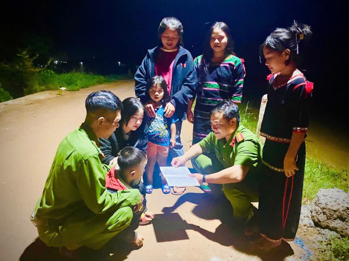 Lâm Đồng: Công trình “Thắp sáng vùng biên” chào mừng kỷ niệm Đại hội Đảng các cấp Lâm Đồng: Công trình “Thắp sáng vùng biên” chào mừng kỷ niệm Đại hội Đảng các cấp
