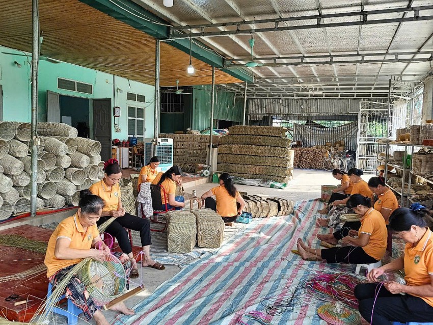 Nhiều sản phẩm thủ công mỹ nghệ của HTX Tân Thọ được tạo nên từ nhưng đôi bàn tay tài hoa, khóe léo của người lao động.
