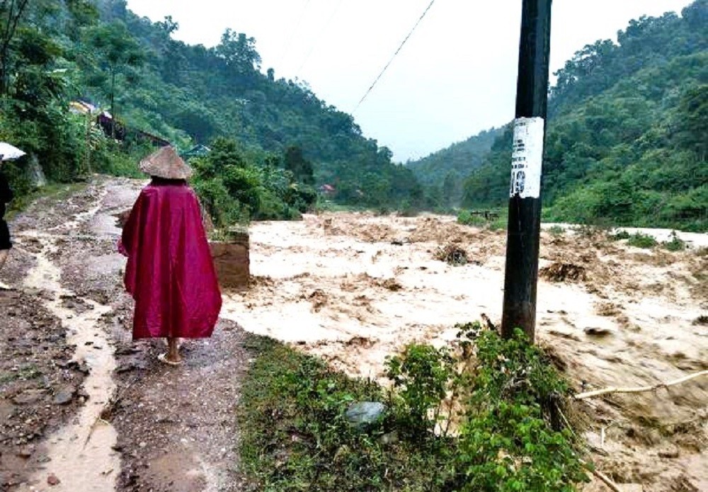 Nghệ An: Lũ quét khiến nhiều bản làng bị cô lập, hàng trăm ngôi nhà bị tốc mái, hư hỏng