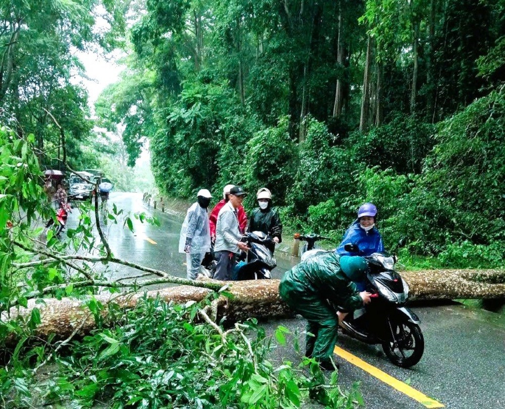 Nghệ An: Lũ quét khiến nhiều bản làng bị cô lập, hàng trăm ngôi nhà bị tốc mái, hư hỏng