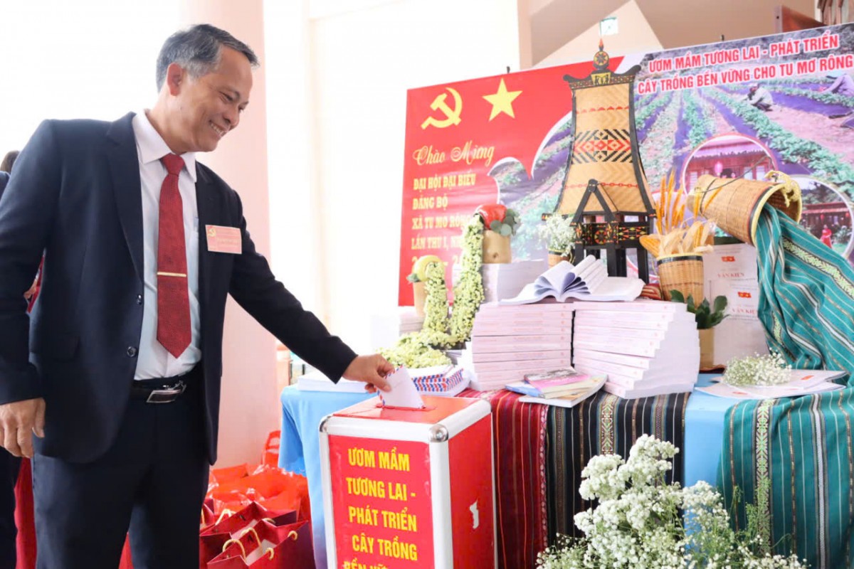 Tu Mơ Rông: Đại hội Đảng không nhận hoa chúc mừng, kêu gọi ủng hộ phát triển cây trồng bền vững