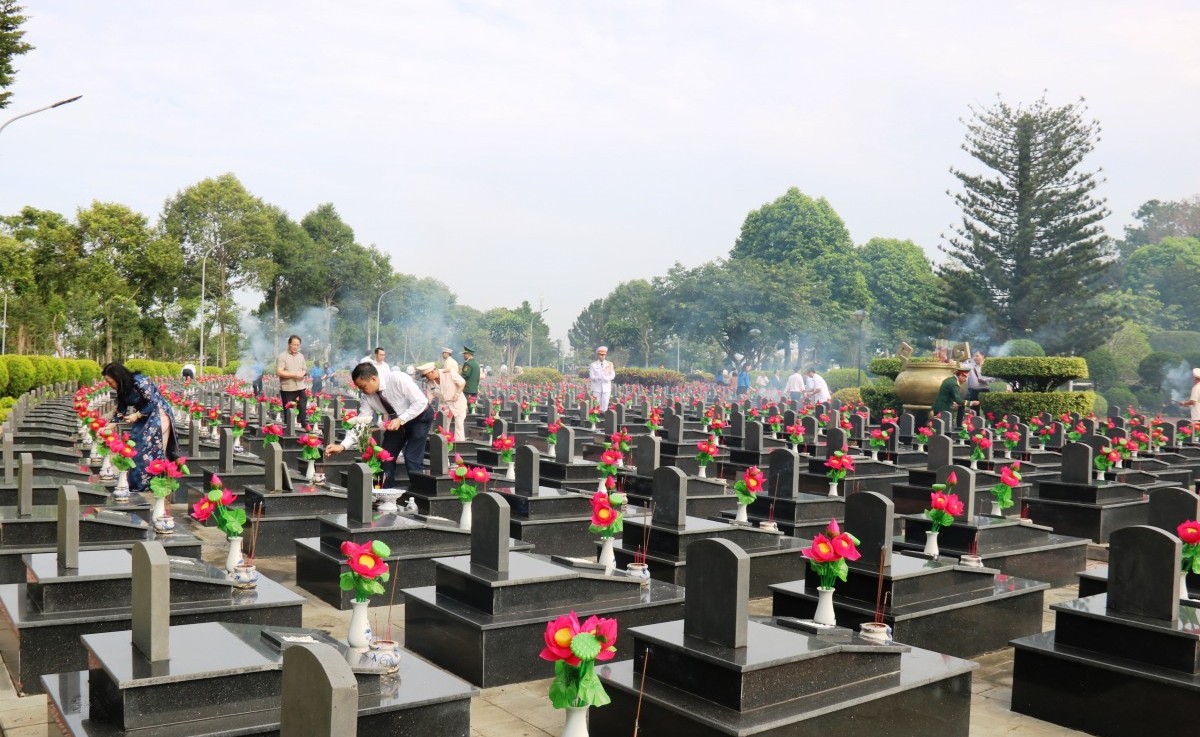 Lãnh đạo tỉnh Đắk Lắk viếng các Anh hùng nhân kỷ niệm 78 năm Ngày Thương binh - Liệt sĩ