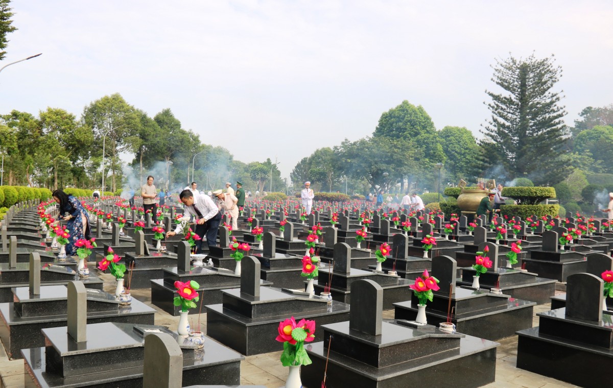 Lãnh đạo tỉnh Đắk Lắk viếng các Anh hùng nhân kỷ niệm 78 năm Ngày Thương binh - Liệt sĩ