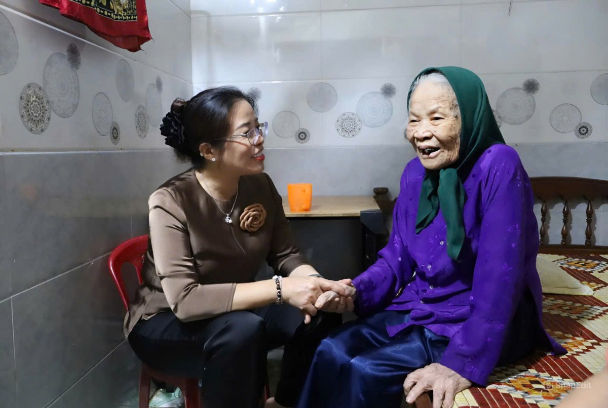 Phó Bí thư Tỉnh ủy Đắk Lắk thăm các gia đình chính sách, người có công