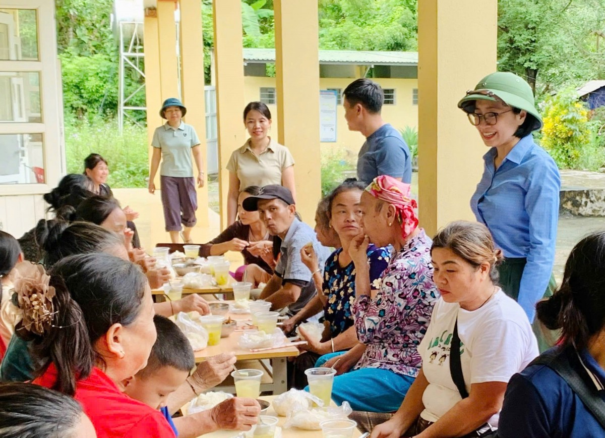 Ấm lòng những suất cơm miễn phí đầy tình yêu thương nơi “rốn lũ”