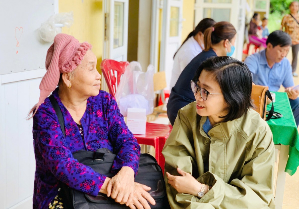 Ấm lòng những suất cơm miễn phí đầy tình yêu thương nơi “rốn lũ”