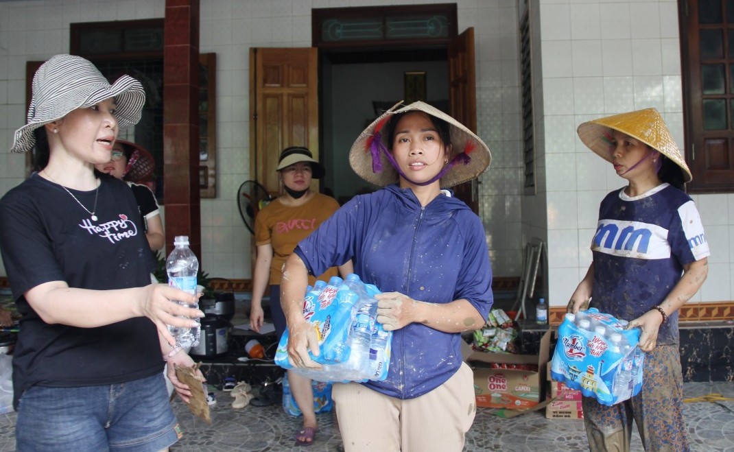 Ấm áp những suất cơm miễn phí đầy tình yêu thương ở vùng lũ xứ Nghệ