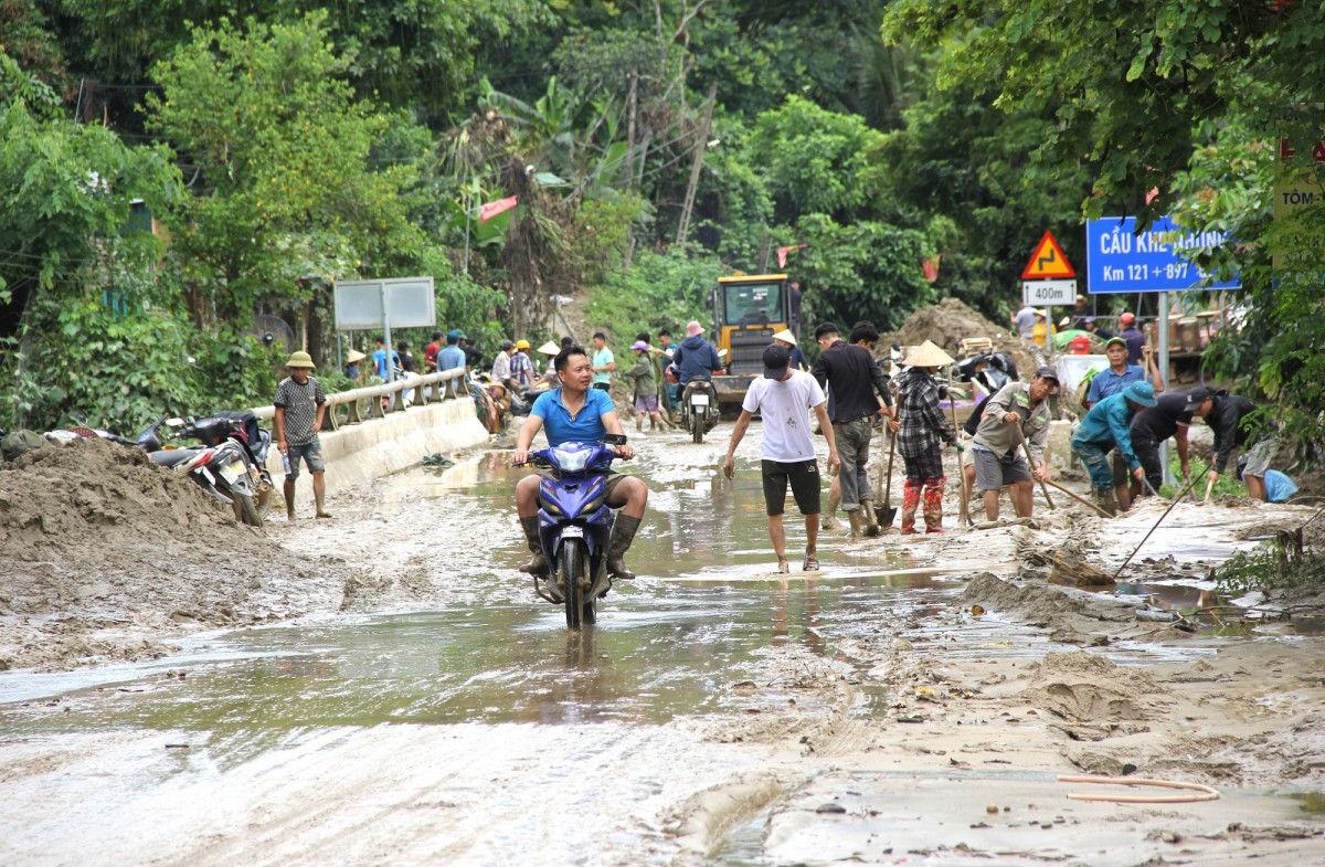 Ấm lòng những suất cơm miễn phí đầy tình yêu thương nơi “rốn lũ”