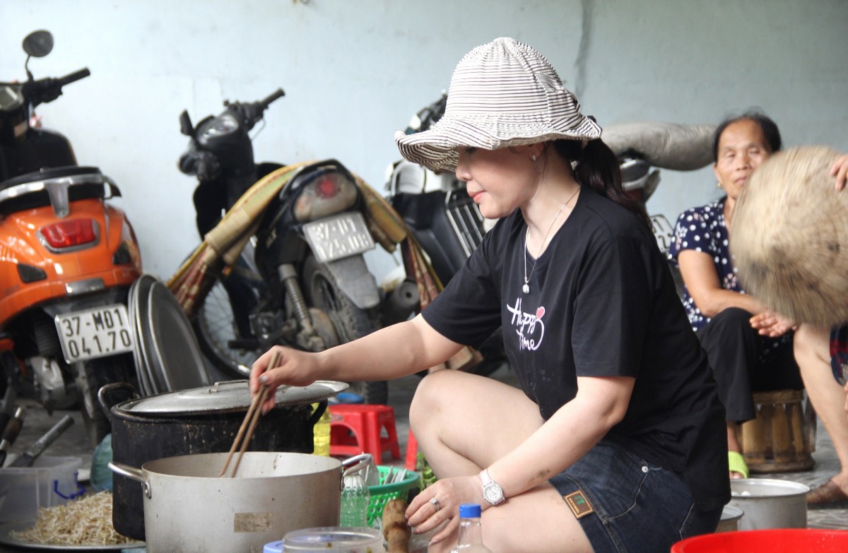 Ấm lòng những suất cơm miễn phí đầy tình yêu thương nơi “rốn lũ”