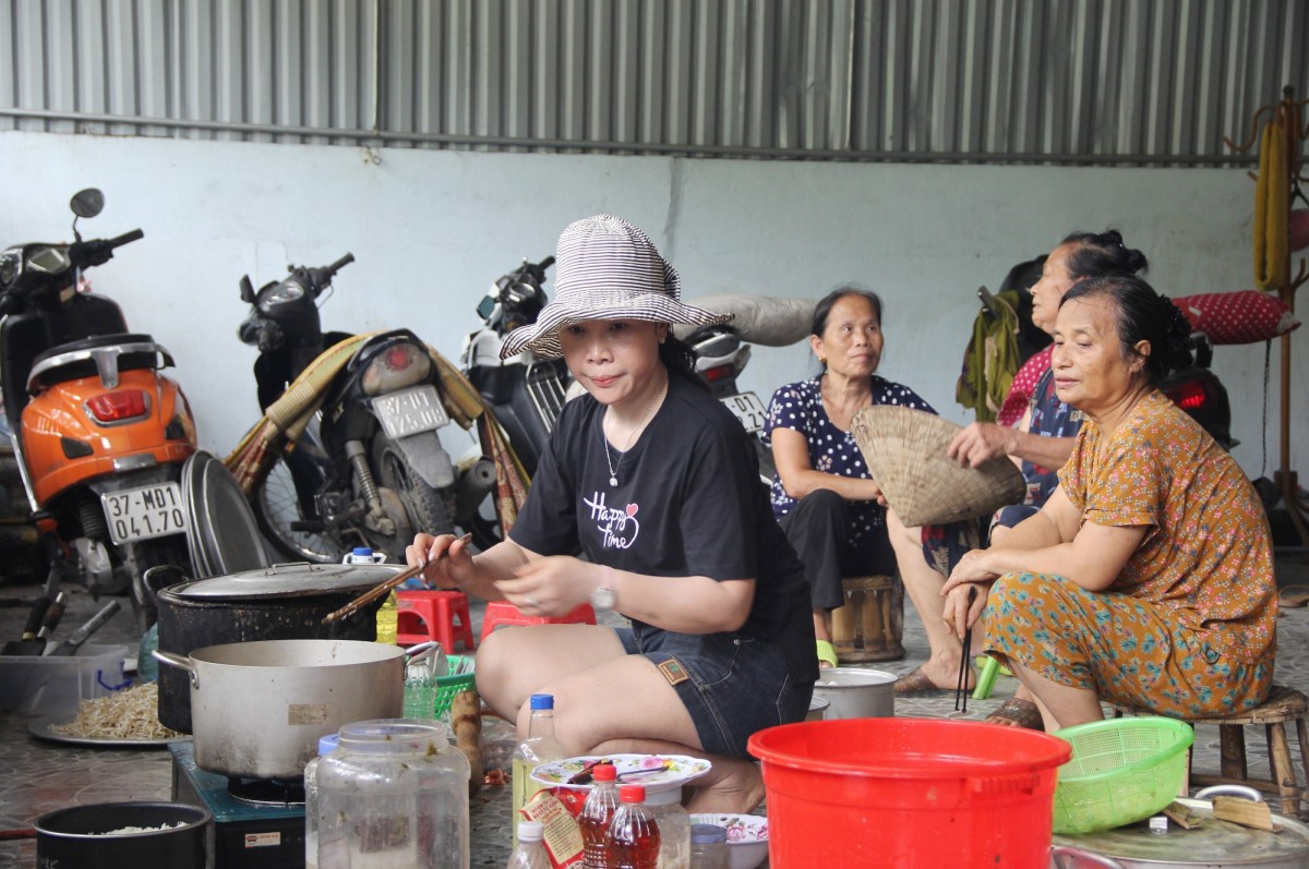 Ấm lòng những suất cơm miễn phí đầy tình yêu thương nơi “rốn lũ”
