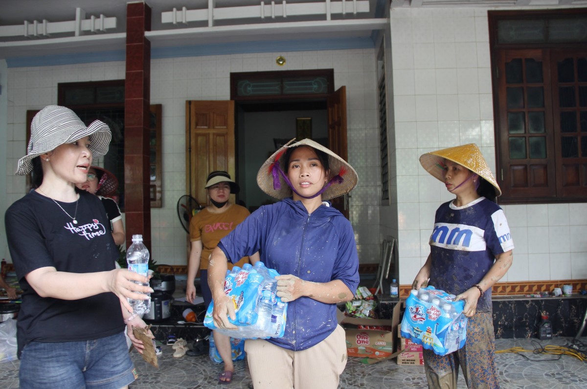 Ấm lòng những suất cơm miễn phí đầy tình yêu thương nơi “rốn lũ”