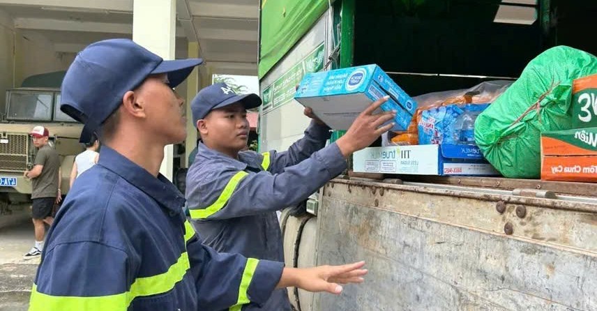 Đắk Lắk : Người dân quyên góp nhu yếu phẩm hỗ trợ đồng bào Nghệ An bị ảnh hưởng bão lũ