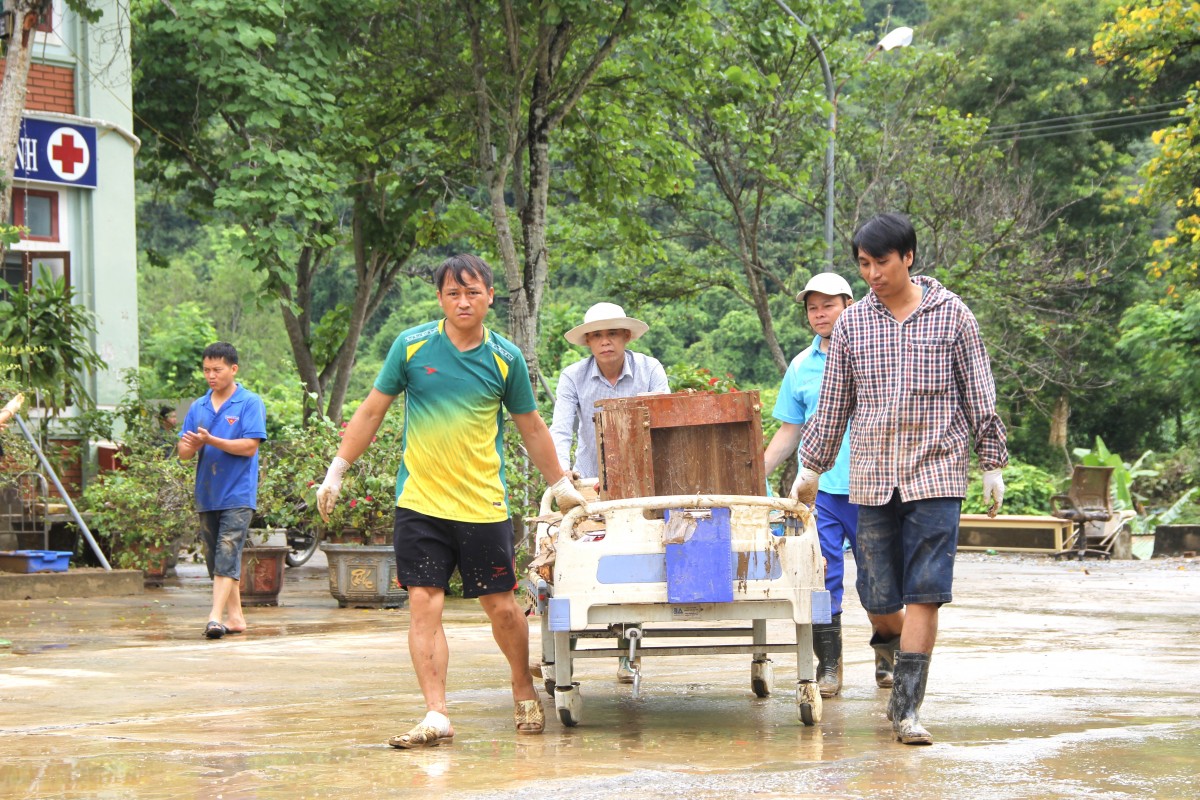 Bệnh nhân tháo chạy trong đêm, Trung tâm y tế Tương Dương tê liệt vì lũ lụt