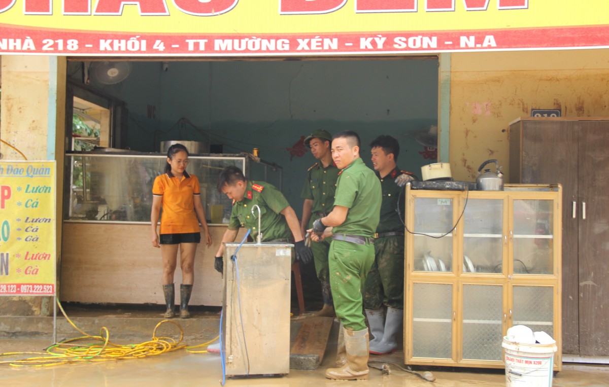 Xã vùng biên xứ Nghệ ngổn ngang sau cơn lũ lịch sử