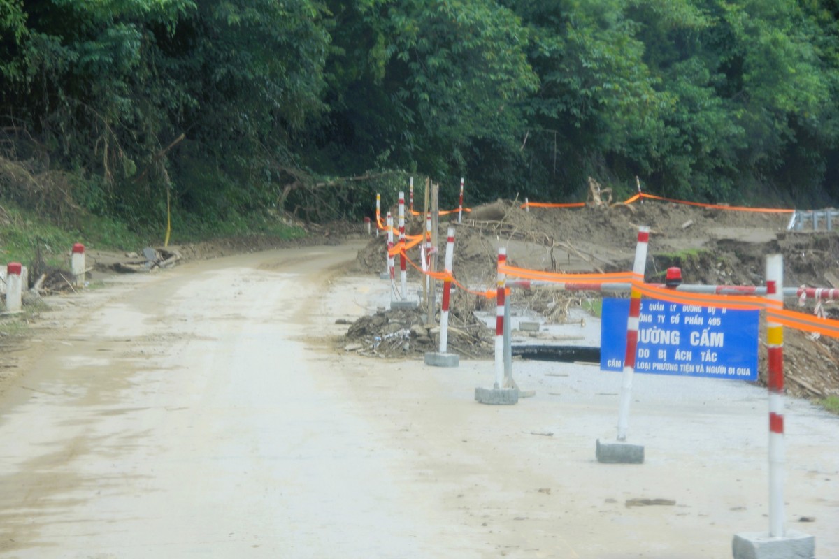 Mưa lớn, Quốc lộ 7 lại ách tắc