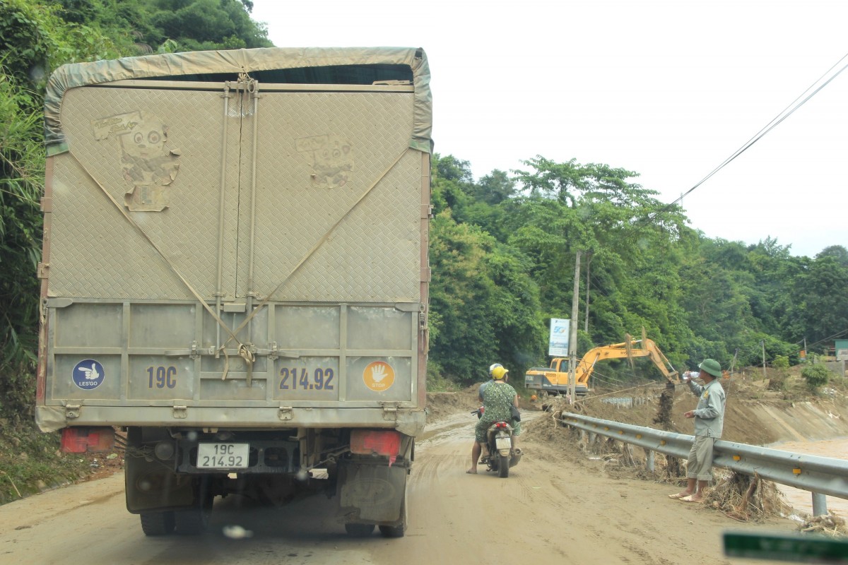 Mưa lớn, Quốc lộ 7 lại ách tắc