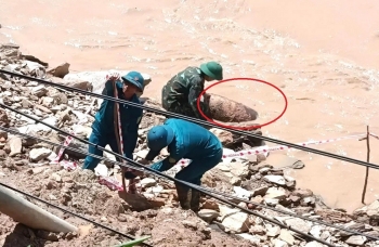 Quả bom lộ thiên nằm dọc bờ sông Nậm Mô sau khi nước lũ rút