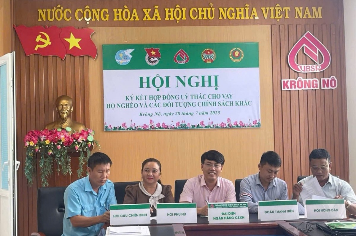 Lâm Đồng: Ký kết hợp đồng ủy thác cho vay hộ nghèo và các đối tượng chính sách