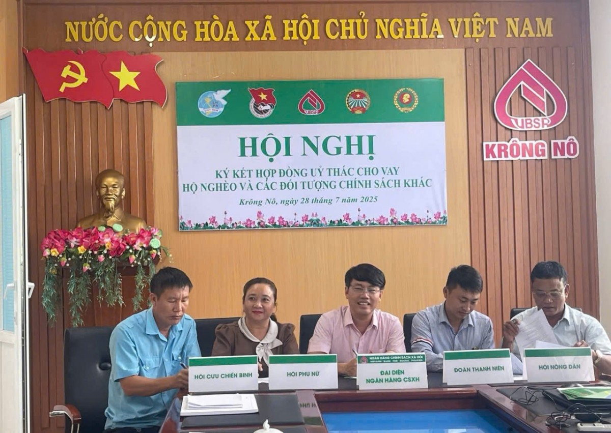 Lâm Đồng: Ký kết hợp đồng ủy thác cho vay hộ nghèo và các đối tượng chính sách