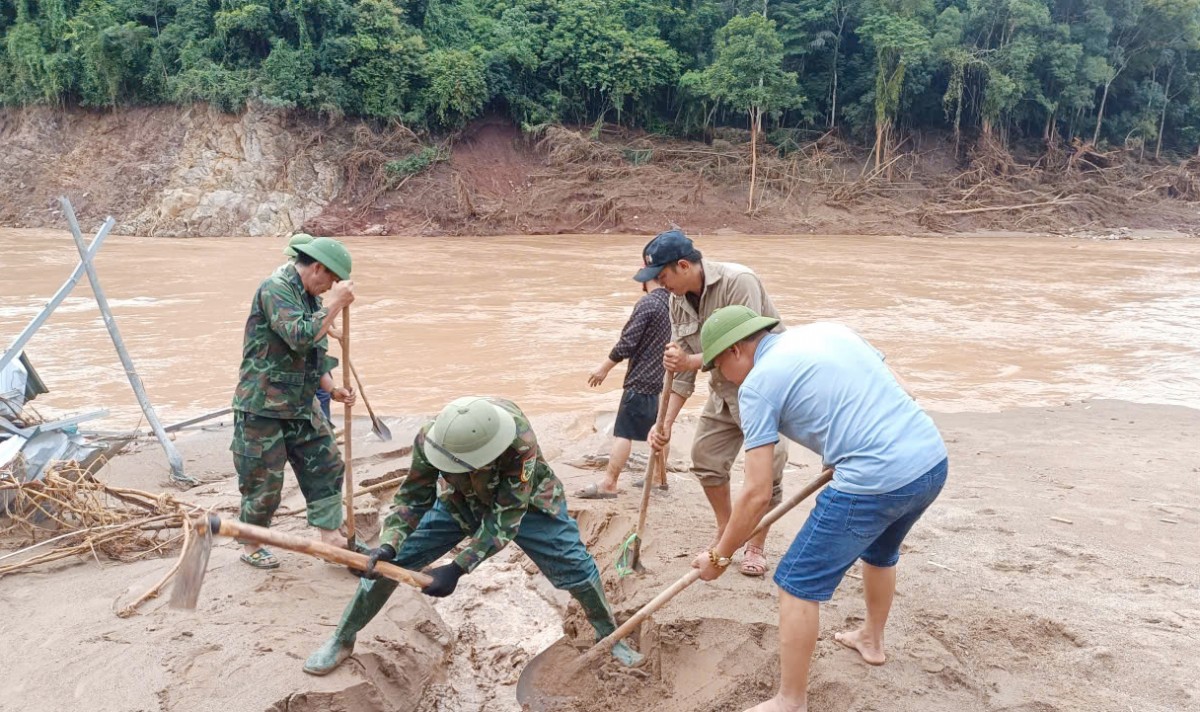 Lũ vùi lấp điểm trường biên giới , thầy Hiệu trường “quặn lòng” viết tâm thư kêu gọi