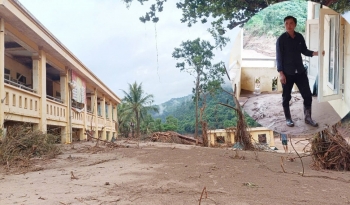 Lũ vùi lấp điểm trường biên giới, thầy Hiệu trường “quặn lòng” viết tâm thư kêu gọi