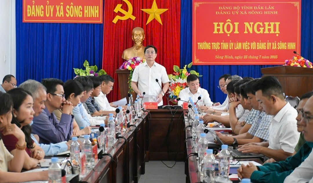 Bí thư Tỉnh ủy Nguyễn Đình Trung làm việc với Đảng ủy xã Sông Hinh