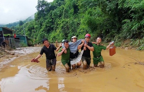 Ấm áp tình quân dân trong mưa lũ