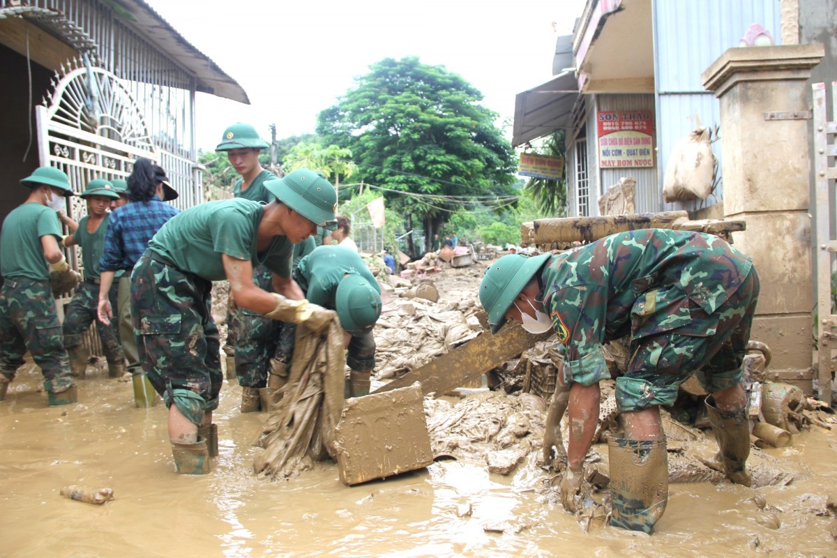 Hành quân về vùng lũ giúp dân khắc phục hậu quả
