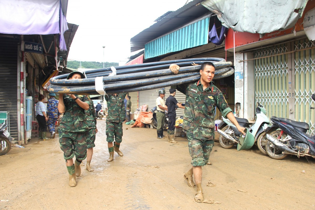 Hành quân về vùng lũ giúp dân khắc phục hậu quả