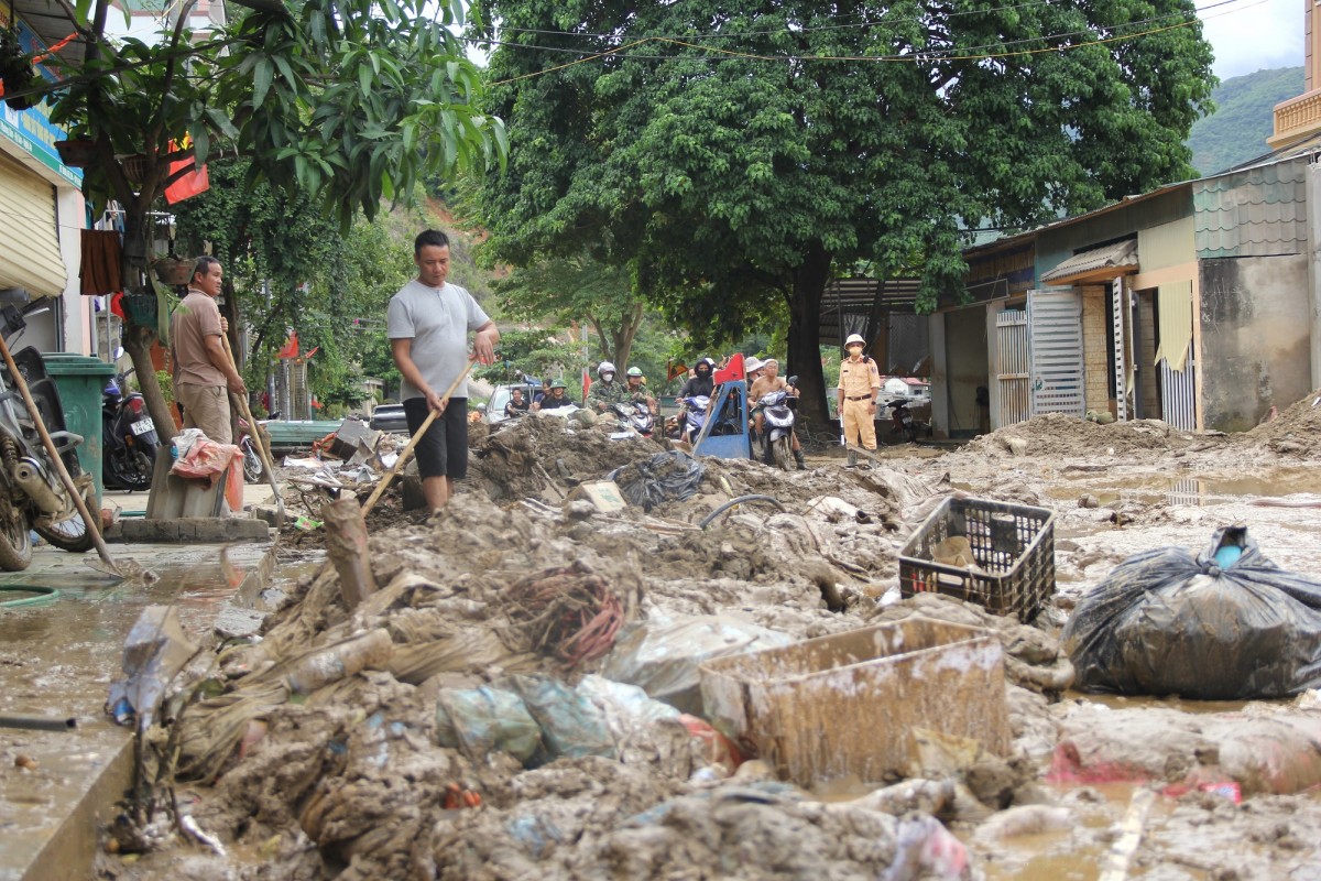 Hành quân về vùng lũ giúp dân khắc phục hậu quả