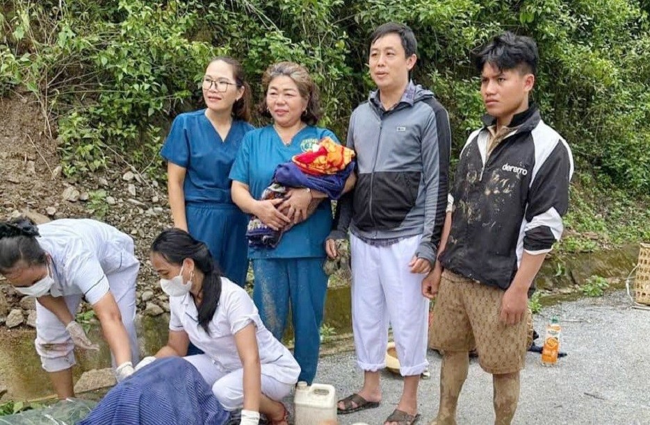 Sản phụ lội suối, “vượt cạn” thành công giữa núi rừng sau lũ