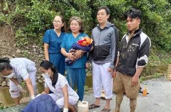 Sản phụ lội suối, “vượt cạn” thành công giữa núi rừng sau lũ
